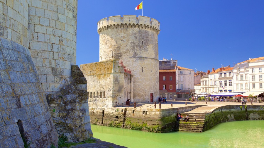 La Rochelle que incluye elementos del patrimonio y una ciudad costera