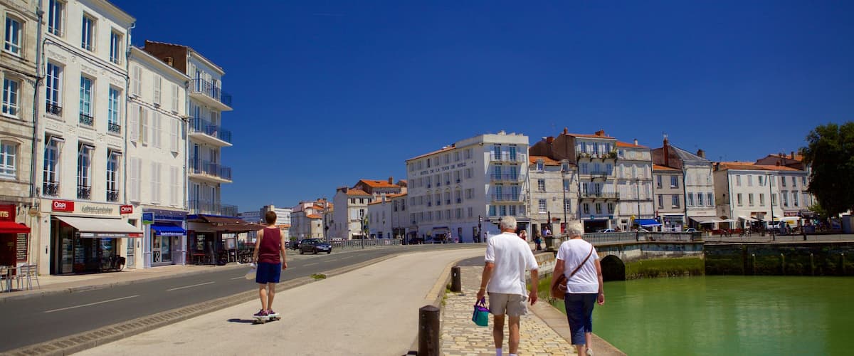 La Rochelle mostrando una pequeña ciudad o pueblo y también una pareja