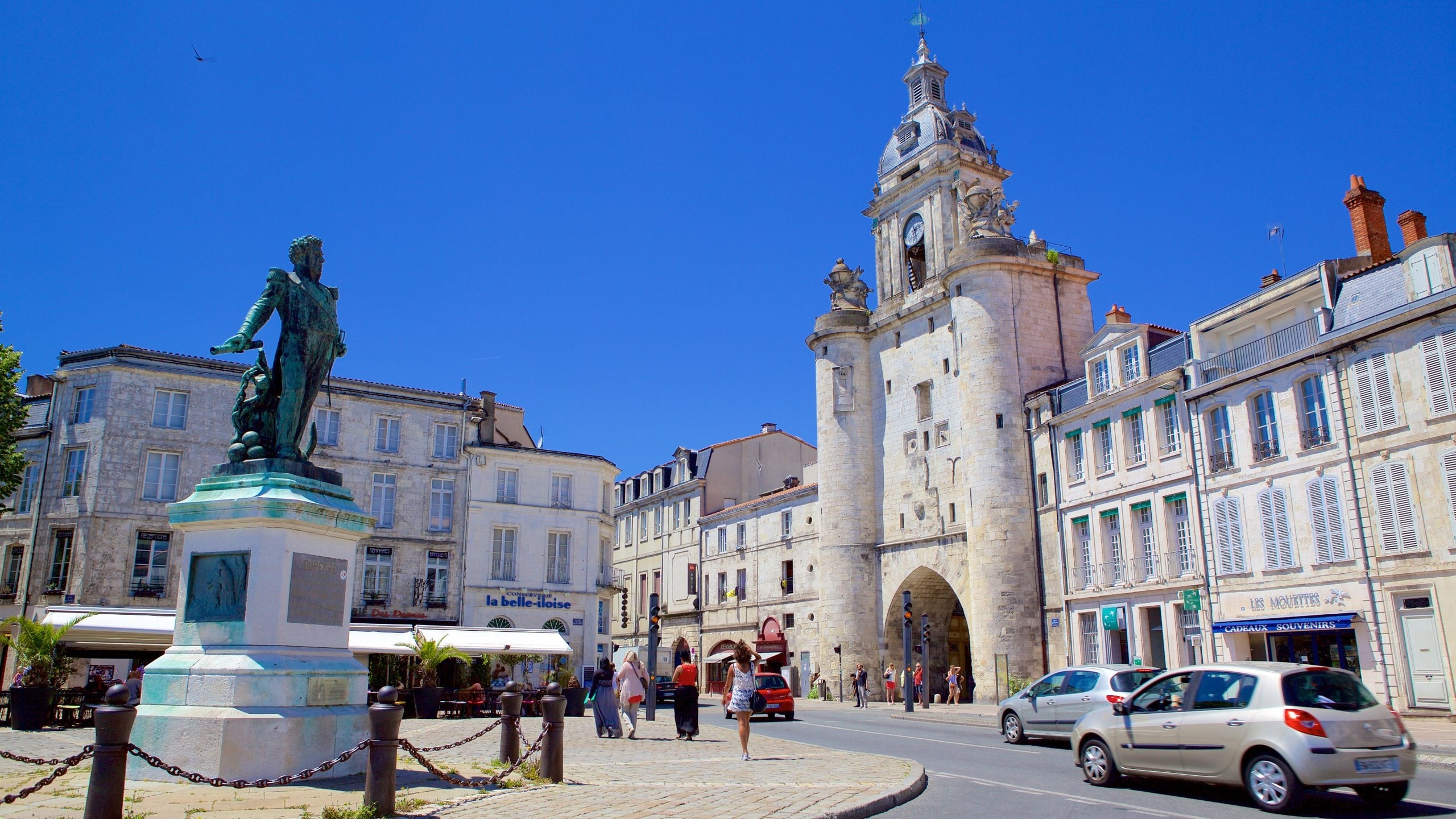 La Rochelle which includes heritage elements and a statue or sculpture