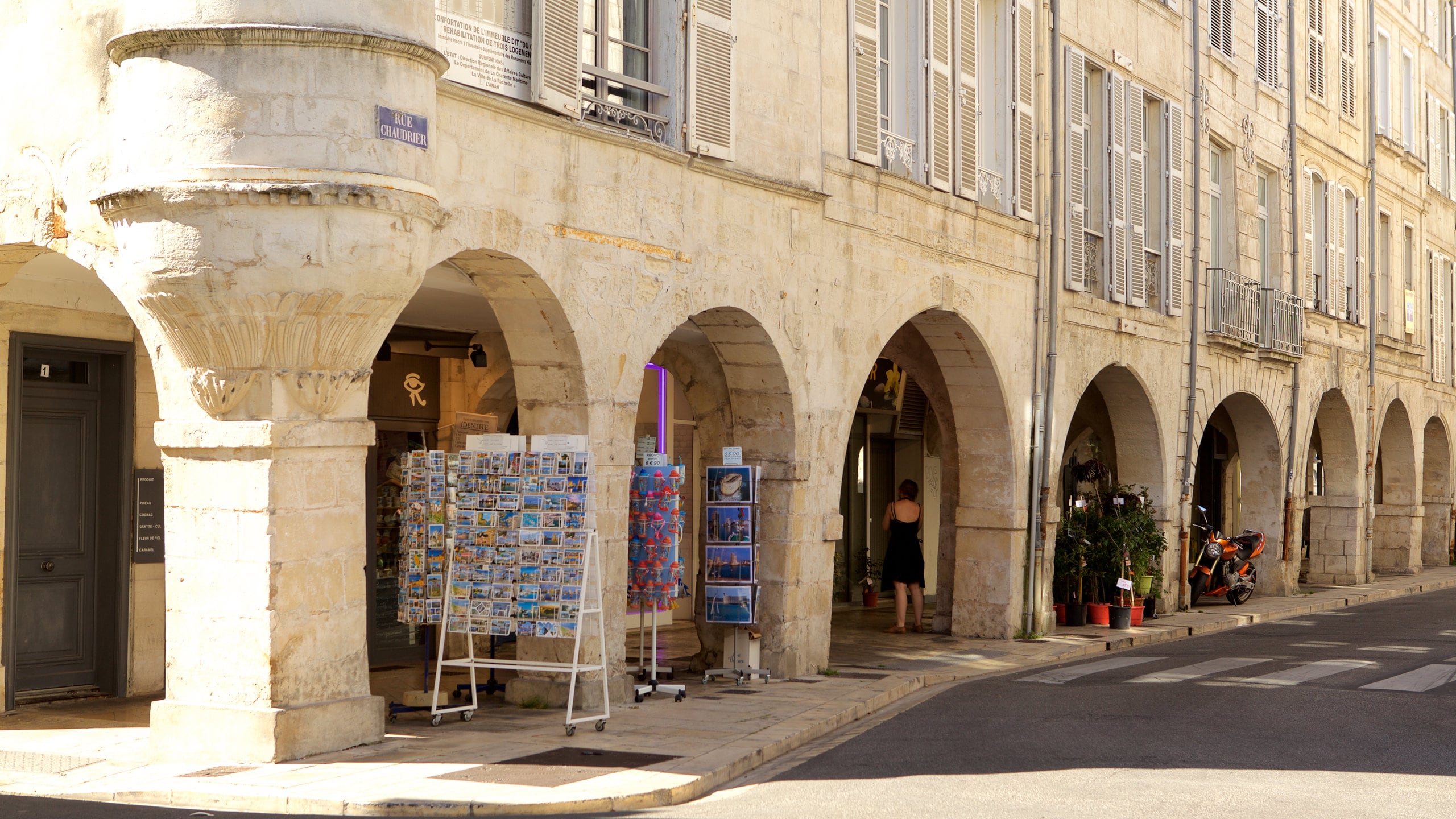 La Rochelle showing a city