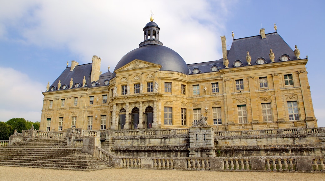 Melun showing heritage elements, a castle and heritage architecture