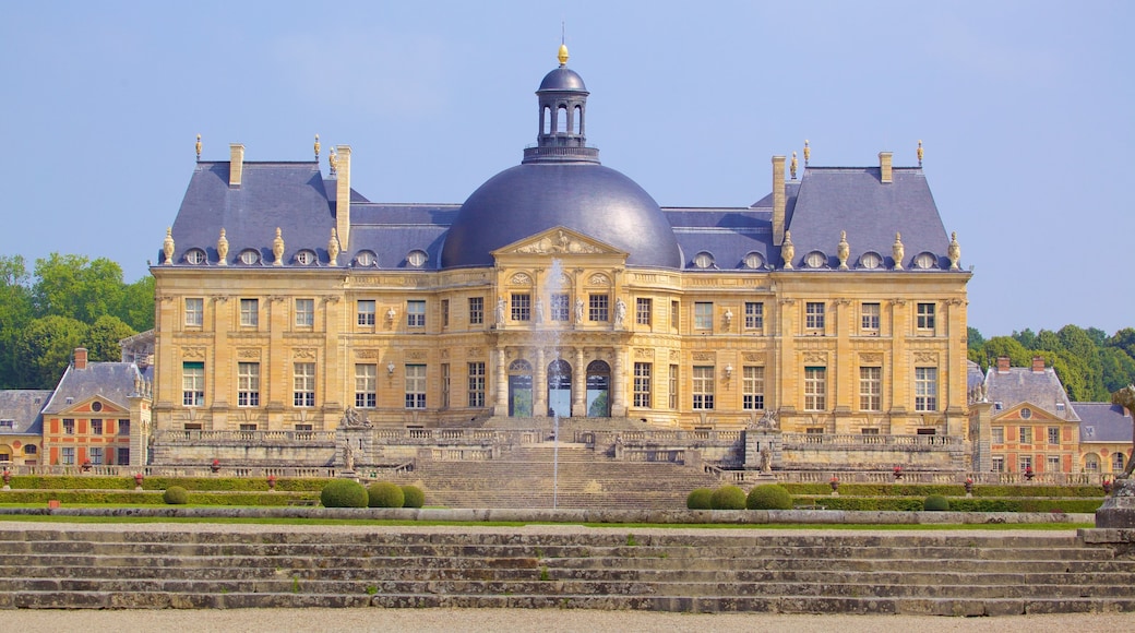 Melun which includes heritage elements, heritage architecture and château or palace