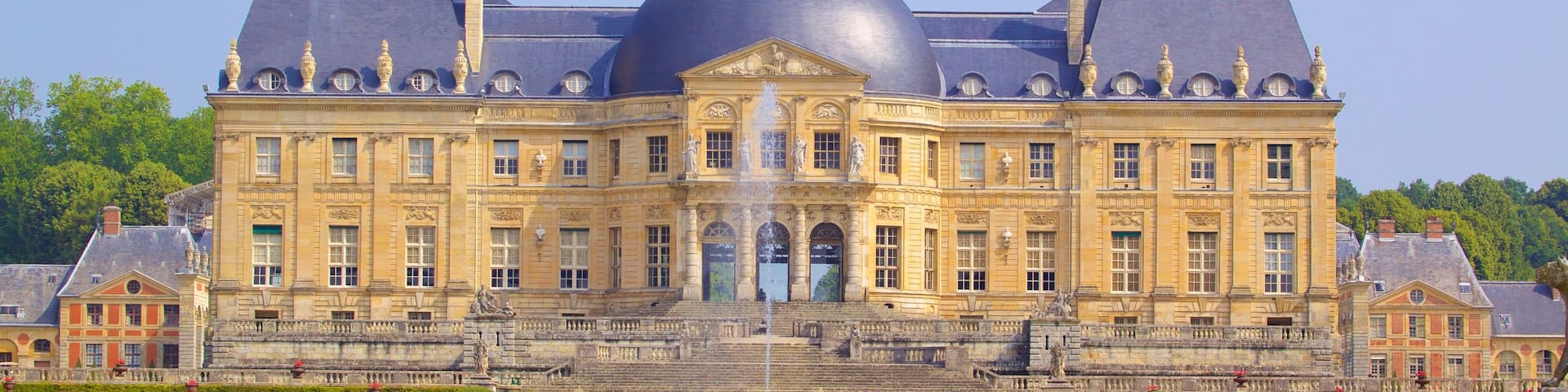 Melun featuring a castle, heritage elements and heritage architecture