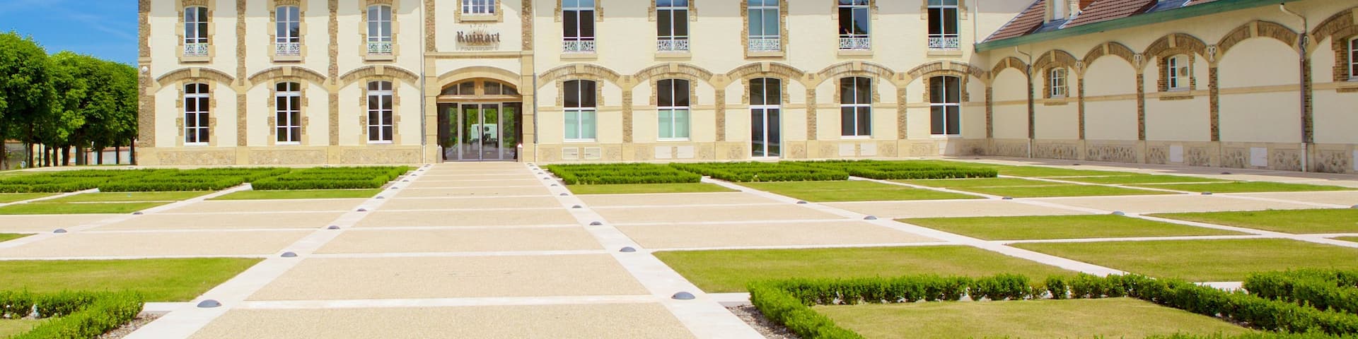 Ruinart which includes a park