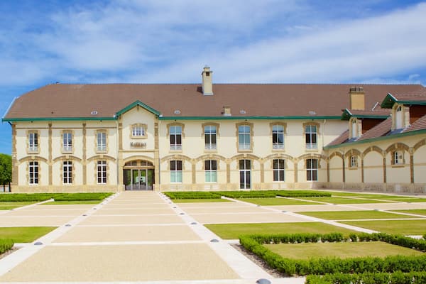 Ruinart featuring a park