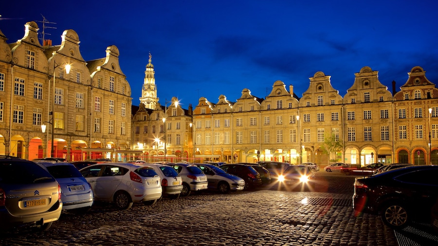 Grand Place que incluye escenas nocturnas
