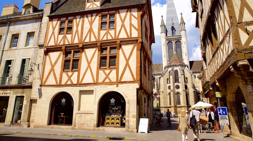 Notre Dame de Dijon som inkluderar ett hus och gatuliv