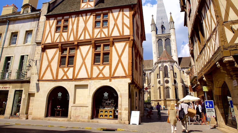 Church of Notre Dame showing a house and street scenes