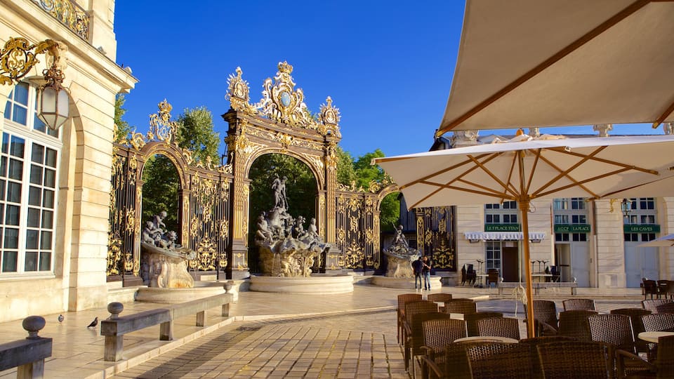 Place Stanislas mostrando elementos del patrimonio y comer al aire libre