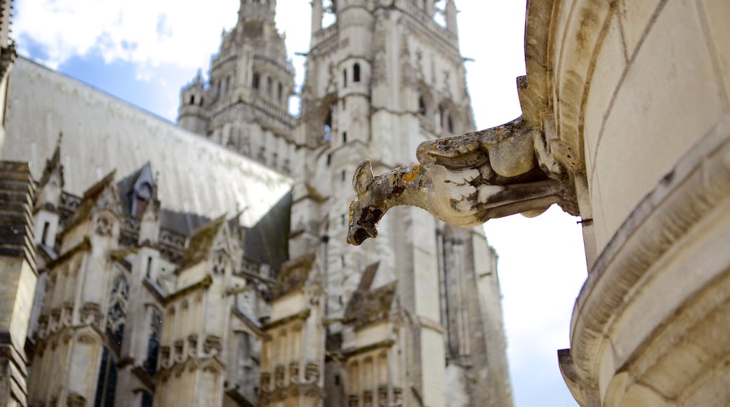 Catedral de Tours que incluye elementos del patrimonio y patrimonio de arquitectura