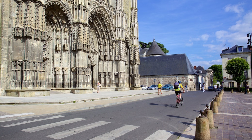 Tours Cathedral featuring a church or cathedral, heritage architecture and heritage elements