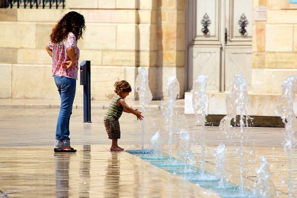 Place de la Libération montrant fontaine aussi bien que famille
