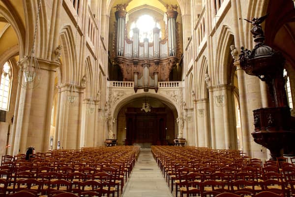 Kathedrale von Dijon das einen Geschichtliches, Innenansichten und Kirche oder Kathedrale