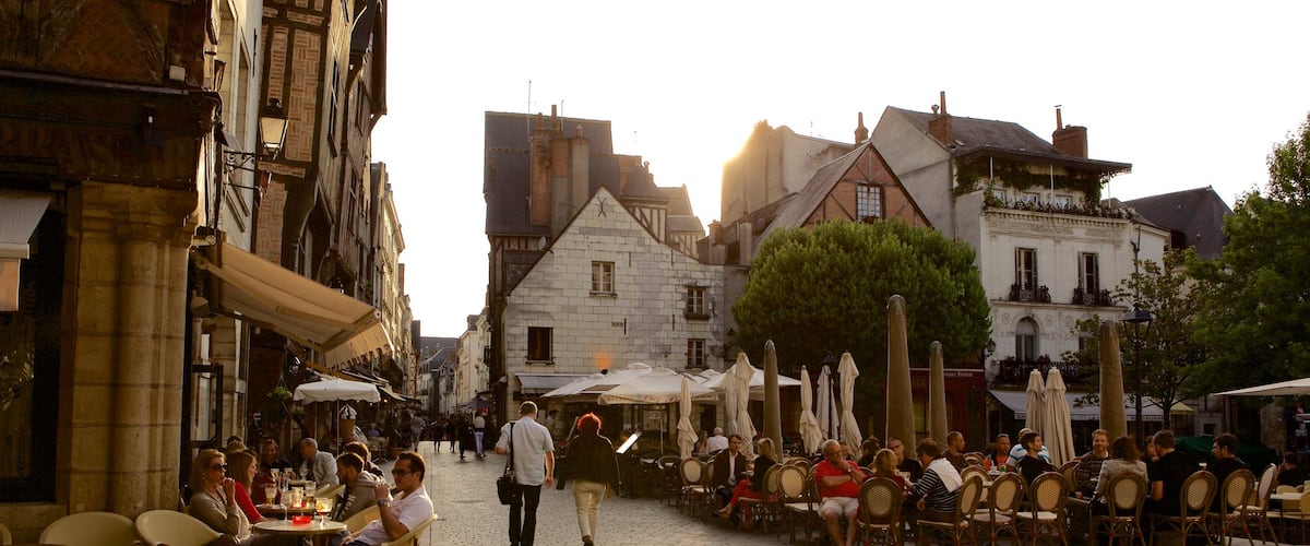Place Plumereau toont straten, cafés en buiten eten