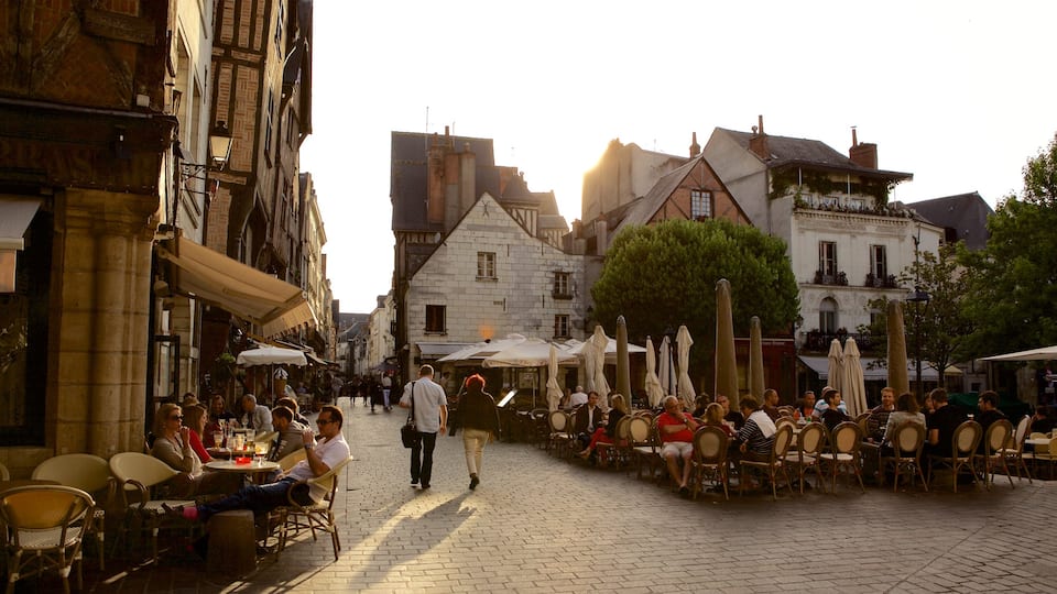 Place Plumereau showing street scenes, café lifestyle and outdoor eating