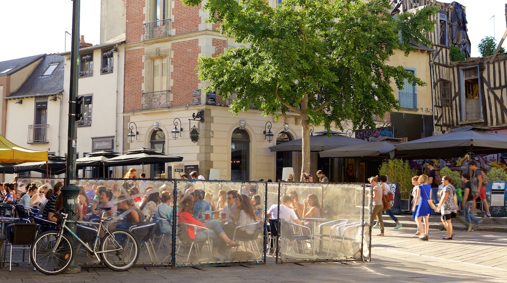 Place des Lices mostrando comidas al aire libre, ambiente de cafetería y escenas cotidianas