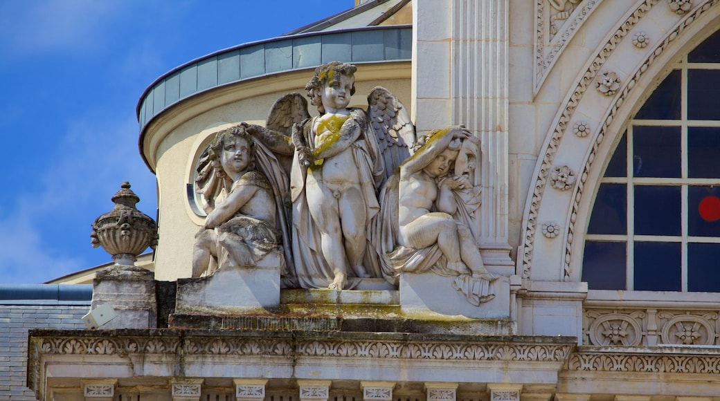 Place du Ralliement montrant patrimoine historique et statue ou sculpture