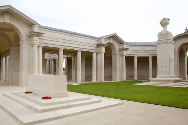 Cimetière de guerre d\'Arras montrant mémorial et patrimoine historique