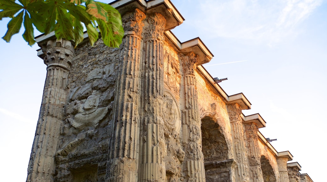 瑪斯門 呈现出 傳統元素, 歷史建築 和 建築遺址