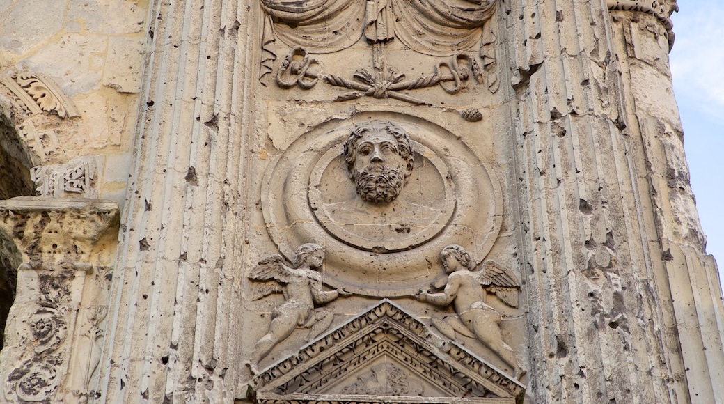 Porte Mars caracterizando elementos de patrimônio e ruínas de edifício