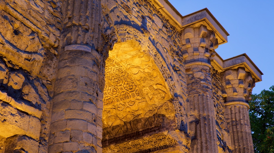 Puerta de Marte ofreciendo patrimonio de arquitectura y elementos del patrimonio