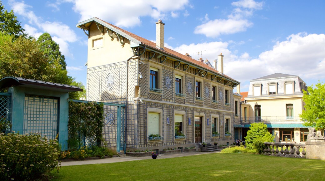 Musee de l\'Ecole de Nancy featuring heritage elements and a park