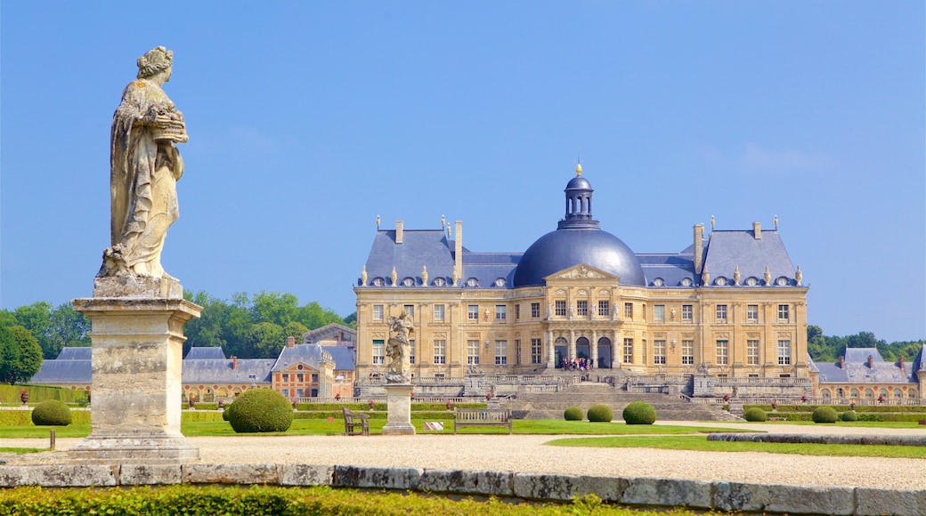 Ile-de-France featuring heritage elements, a statue or sculpture and a castle