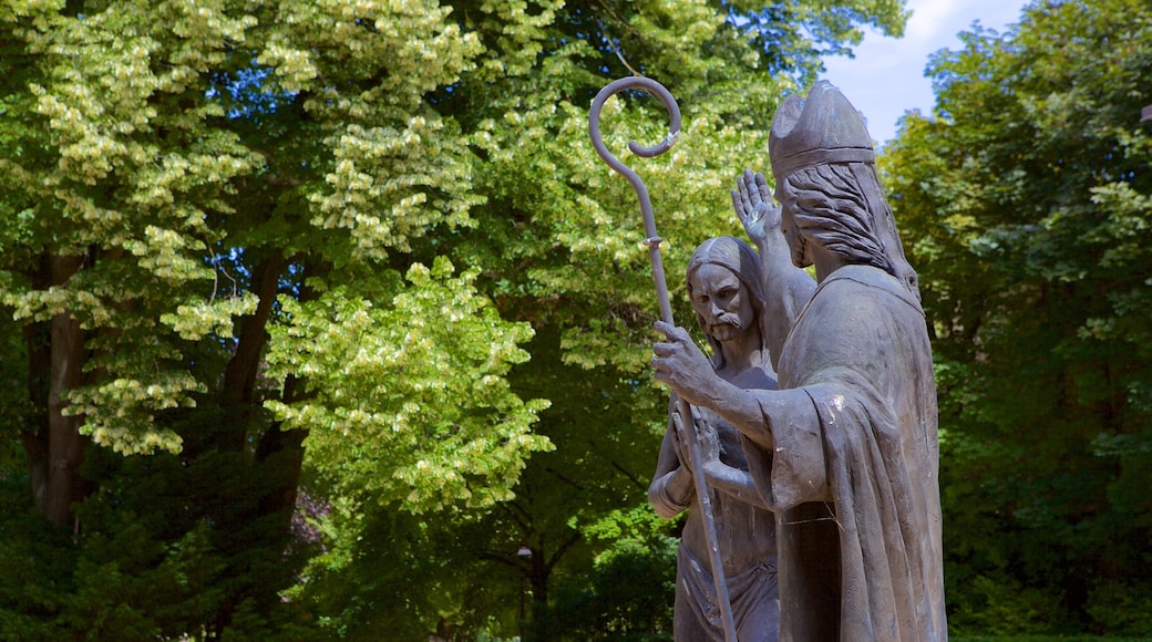 St. Remi Basilica showing religious elements and a statue or sculpture