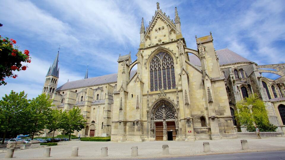 St. Remi Basilica showing a church or cathedral and heritage elements