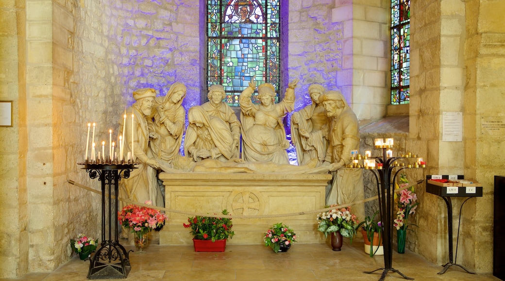 Basílica de San Remi que incluye una iglesia o catedral y vistas de interior