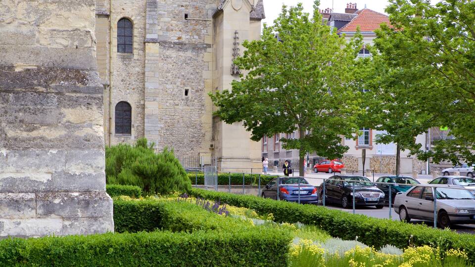 St. Remi Basilica which includes heritage elements, a church or cathedral and a park
