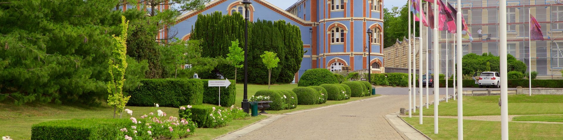 Reims featuring heritage elements and a garden