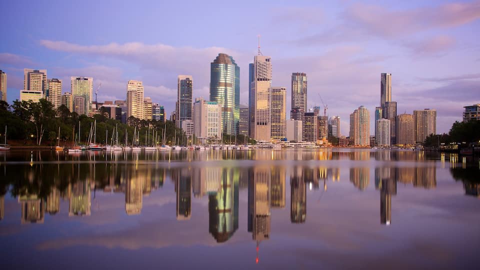 Kangaroo Point Cliffs featuring skyline, a high-rise building and a city