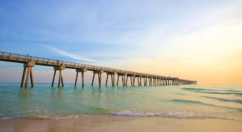 Panama City showing a beach