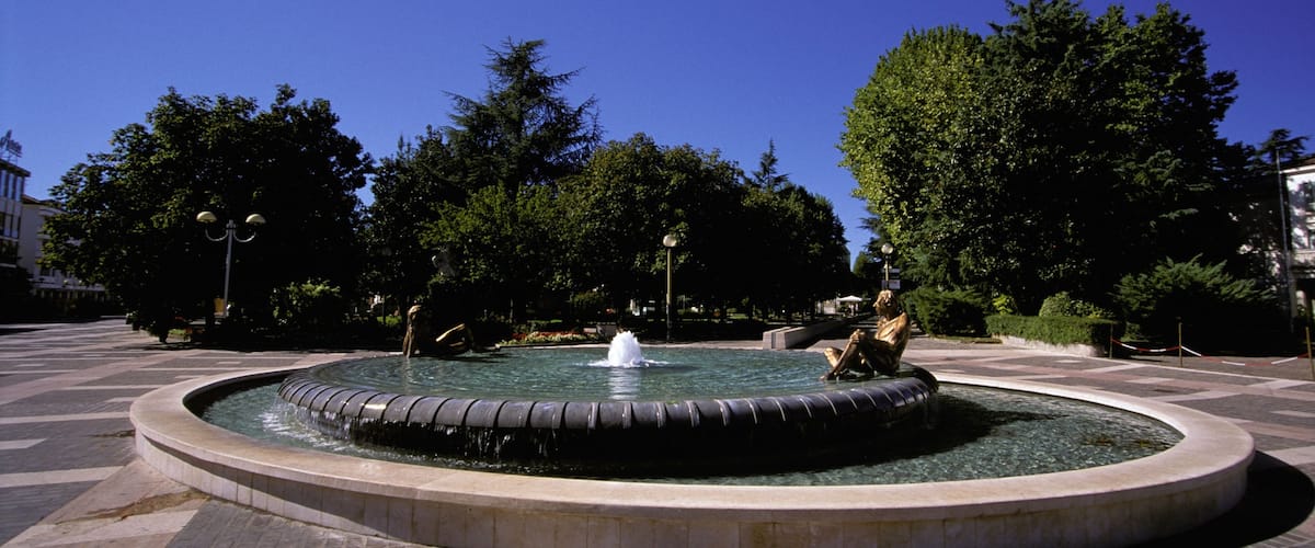 Abano Terme mostrando un parque o plaza y una fuente