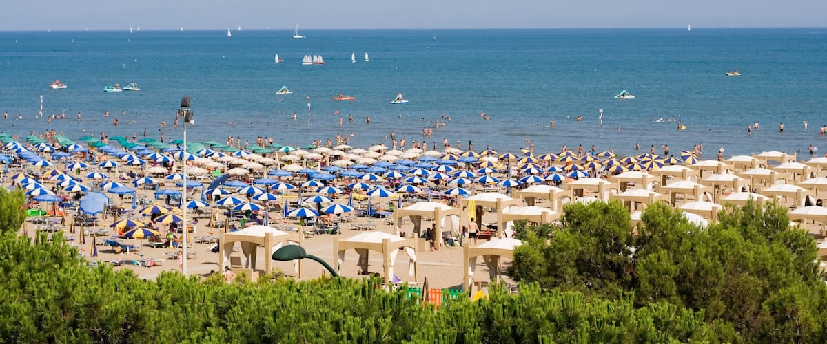 Lignano Sabbiadoro joka esittää hiekkaranta