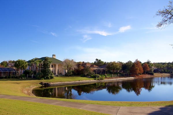 Upper Grand Lagoon qui includes maison et lac ou étang