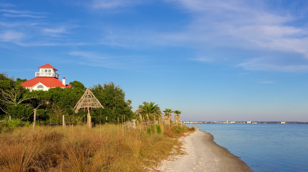 Upper Grand Lagoon trong đó bao gồm bãi biển cát và hồ nước