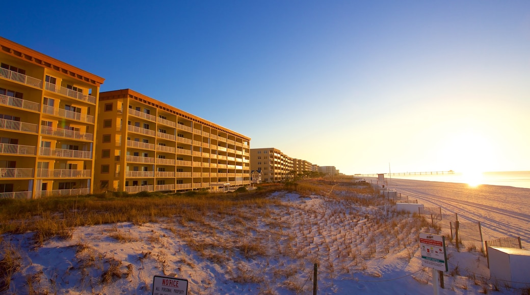 Fort Walton Beach ofreciendo una playa, un atardecer y un hotel