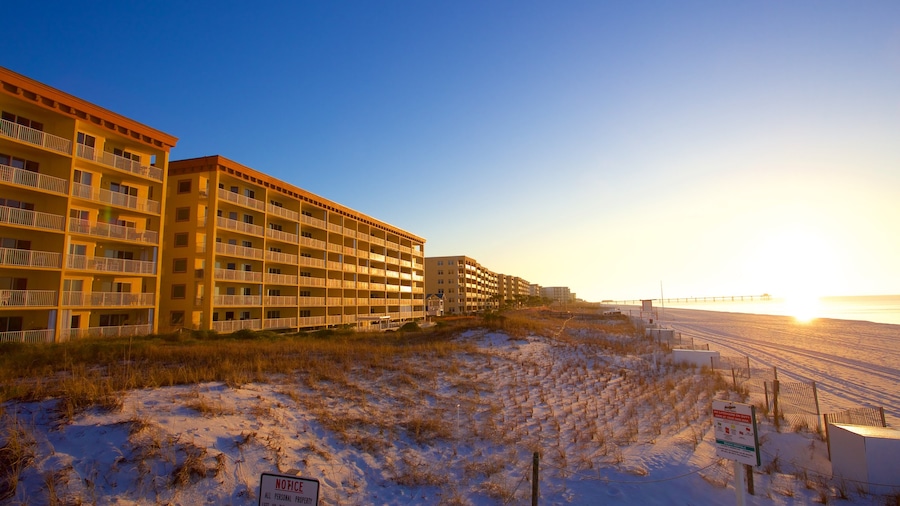 Fort Walton Beach ofreciendo una playa de arena, una puesta de sol y un hotel