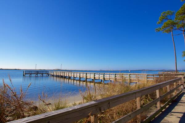 Fort Walton Beach which includes a lake or waterhole
