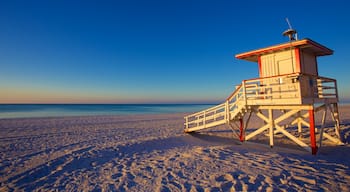 Okaloosa Island ofreciendo una playa de arena