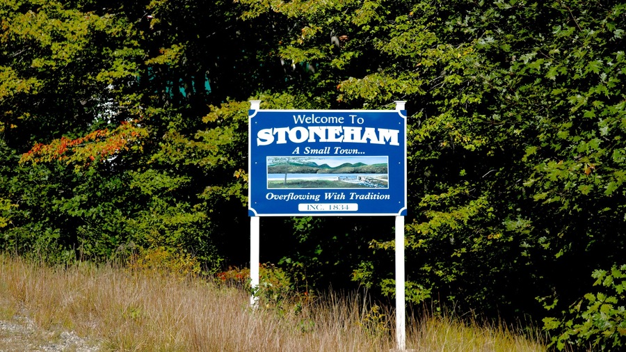 Stoneham mostrando segnaletica