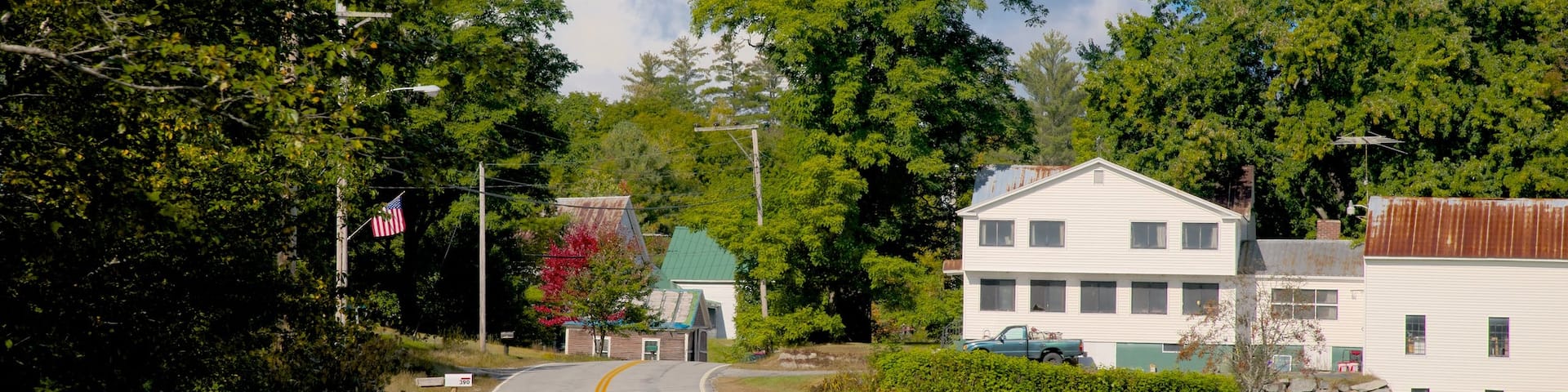 Stoneham que incluye una pequeña ciudad o pueblo