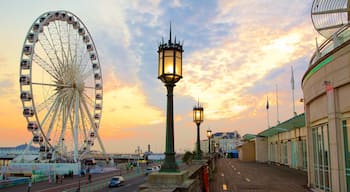 Brighton Wheel som inkluderar gatuliv och en solnedgång