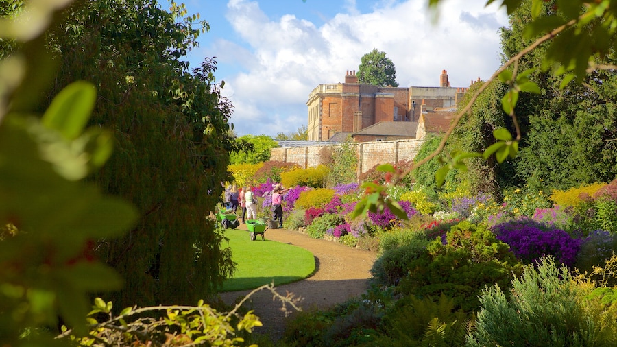 Oxfordshire que incluye un parque y flores