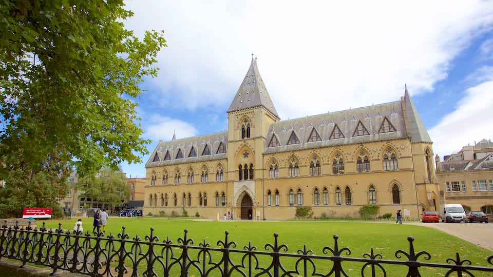 Oxford University Museum of Natural History que incluye un jardín, patrimonio de arquitectura y elementos del patrimonio
