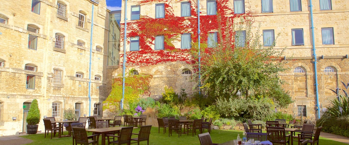 Oxfordshire เนื้อเรื่องที่ สวน และ รับประทานอาหารกลางแจ้ง