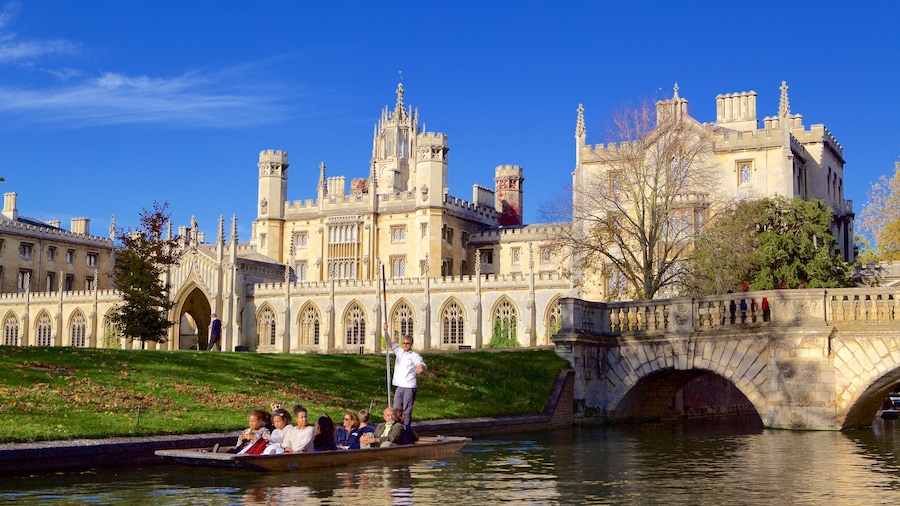 Cambridge som visar historiska element, en å eller flod och historisk arkitektur