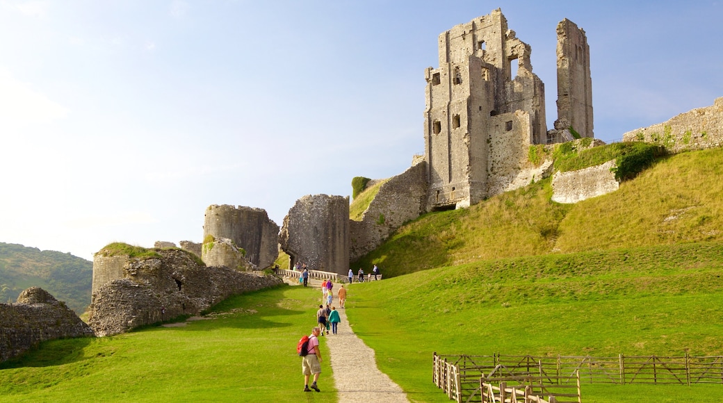 Bournemouth which includes tranquil scenes, heritage elements and hiking or walking